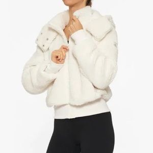 Alo Foxy Sherpa Jacket in Ivory. size: S